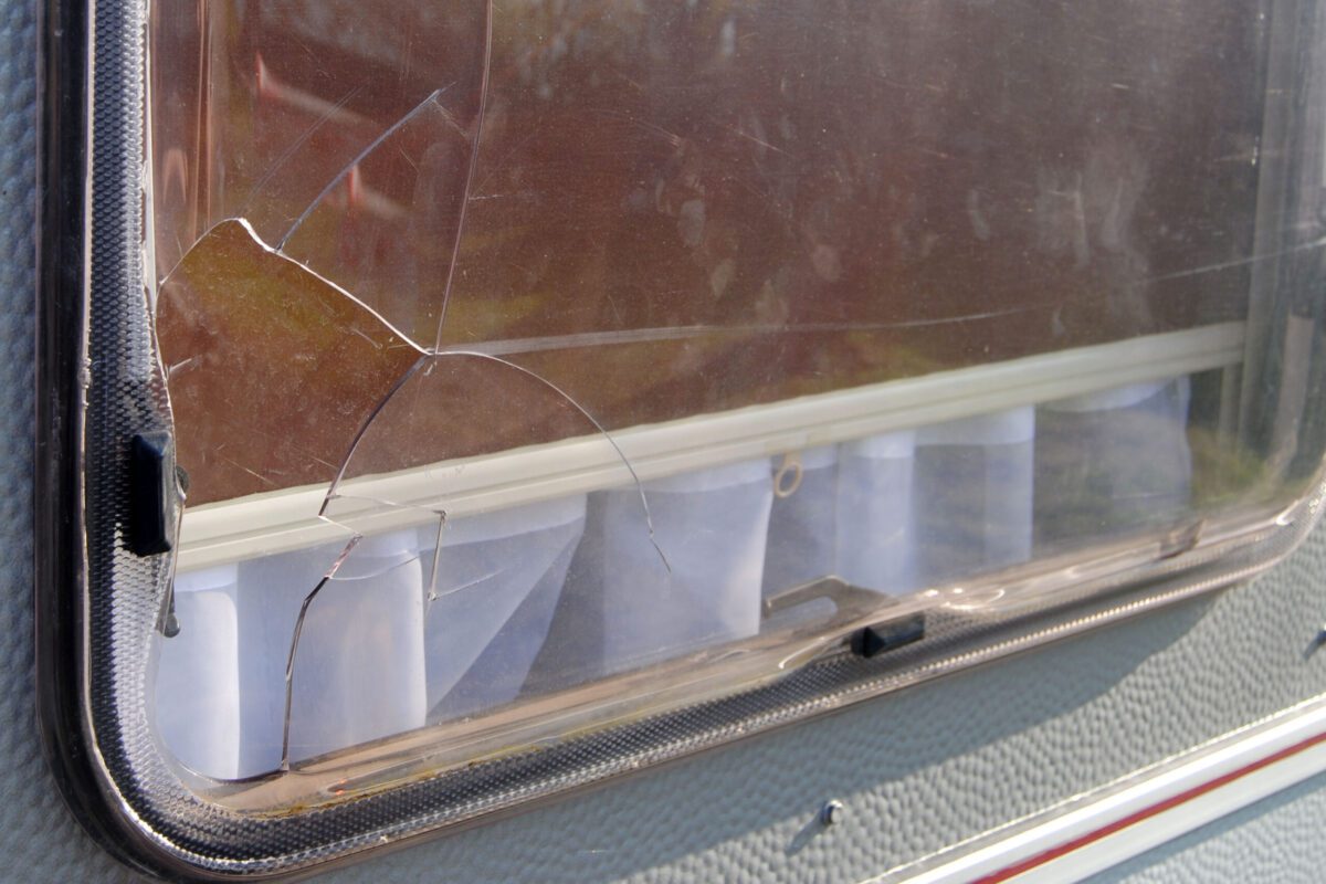 Wohnwagenfenster ersetzen – ausbauen, einbauen und reparieren