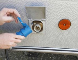 Stromversorgung – Wohnwagen & Wohnmobil anschließen