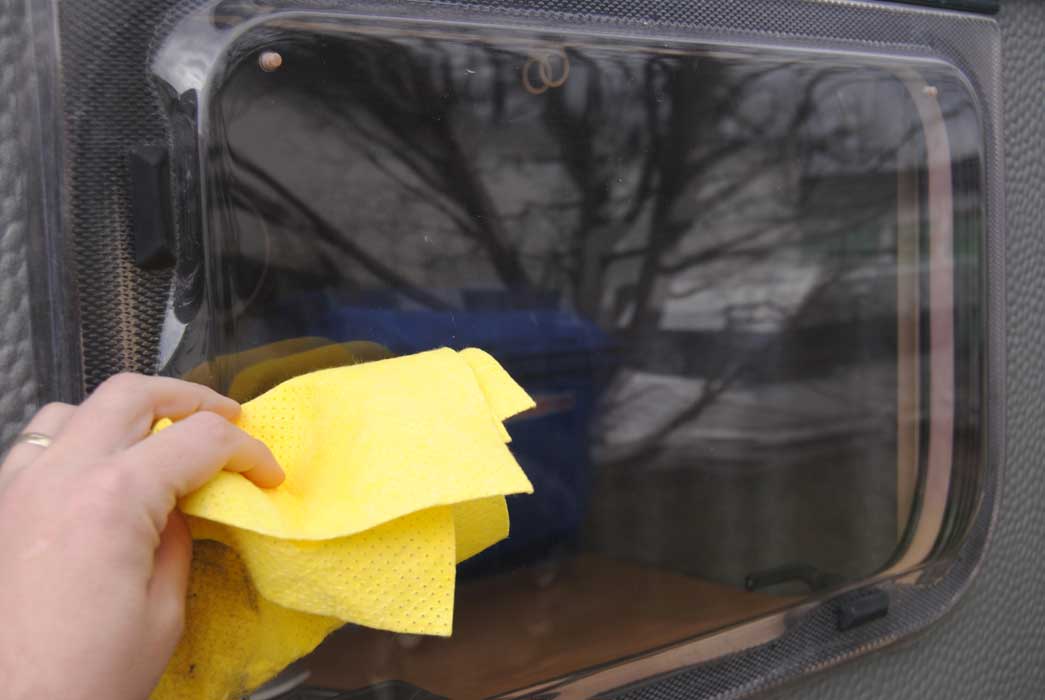 Wohnwagenfenster reinigen: Acrylglas pflegen ohne Kratzer