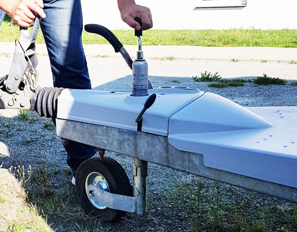 Wohnwagen ausrichten längs über das Stützrad