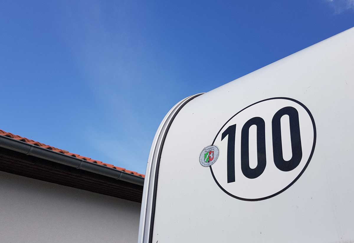 Tempo 100 Zulassung Wohnwagen – Anforderungen und Kosten