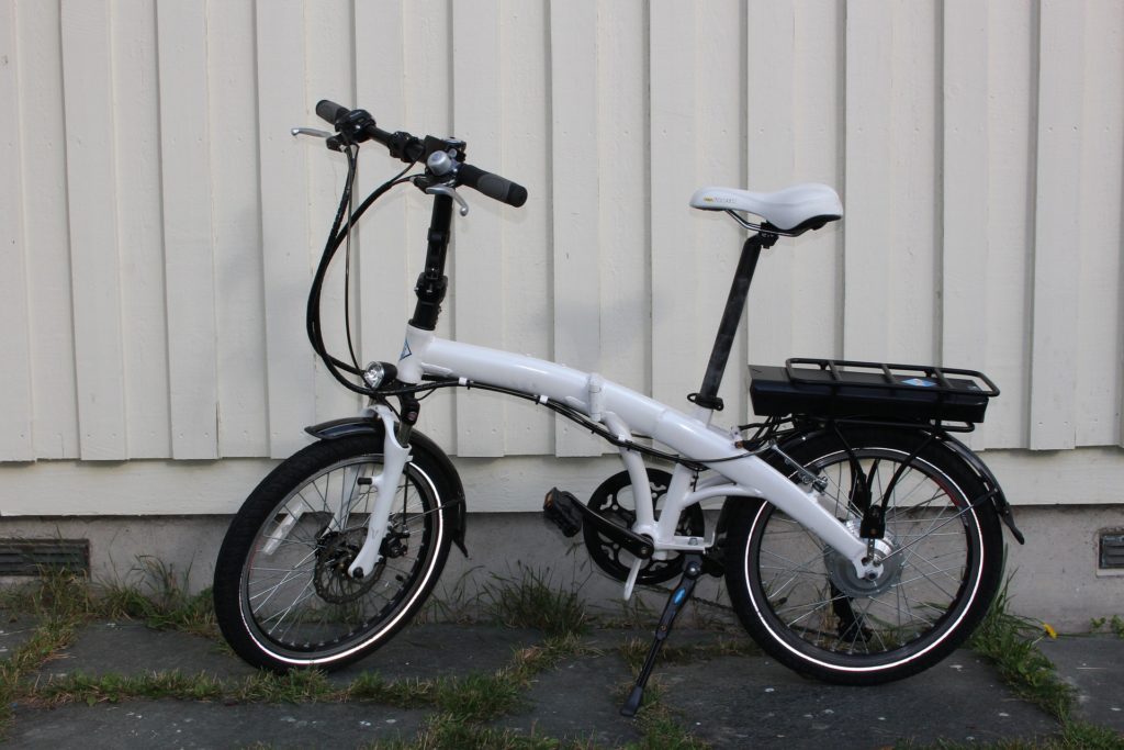 Inzwischen gibt es auch klappbare E-Bikes, die natürlich ideal im Inneren des Campers verstaubar sind.