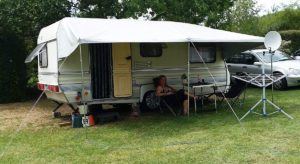 Sonnensegel am Wohnwagen befestigen: So geht’s!