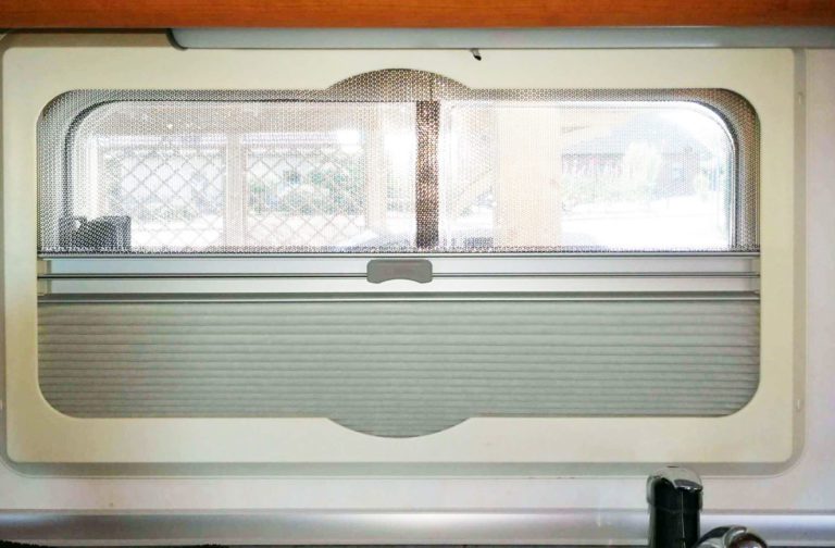 Wohnwagen Fliegengitter Fenster und Dachluken schützen