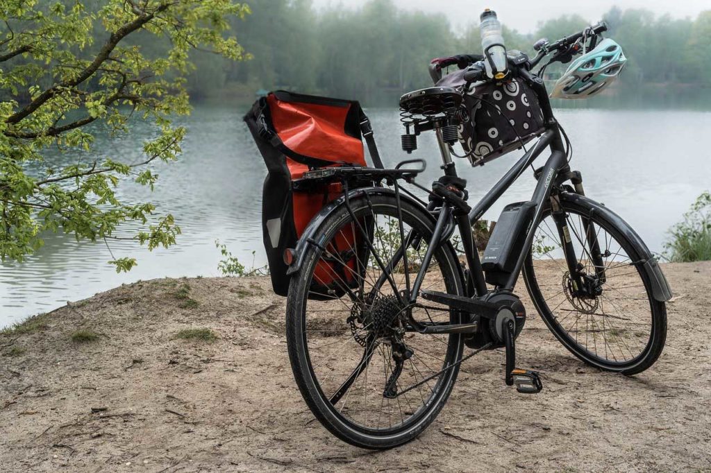 Abb2: E-Bike-Tour (Quelle: pixabay.com/photos/wheel-lake-e-bike-bike-water-4174280/)