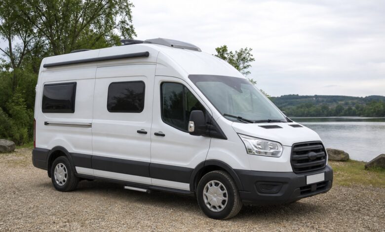 Weinsberg CaraBus 600 MQ auf Ford Transit an einem Stellplatz am See
