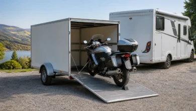 Wohnmobil-Anhänger mit Motorrad-Auffahrhilfe vor einem Reisemobil