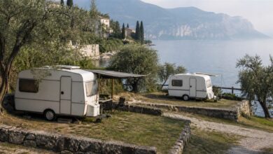 Zwei Wohnwagen auf ruhigen Terrassenplätzen direkt am Gardasee