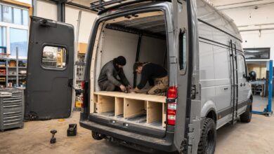 Modularer Holzausbau wird in einen geländetauglichen Kastenwagen montiert