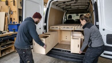 Zwei Personen bauen passgenaue Holzmöbel in einen Campervan ein
