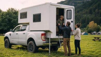 Familie nutzt eine kompakte Absetzkabine auf einem Pickup