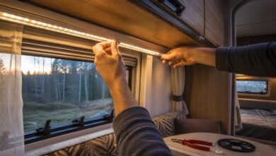 Warmer LED-Lichtstreifen wird im Wohnwagen unter einem Schrank montiert