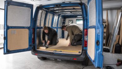 Dämmung und Boden werden in einem blauen Kastenwagen eingebaut