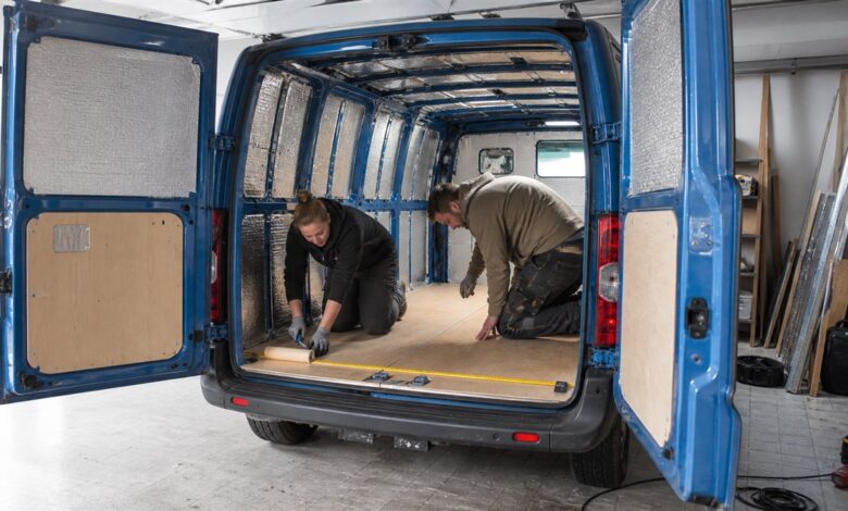 Dämmung und Boden werden in einem blauen Kastenwagen eingebaut