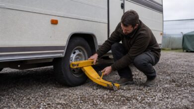Robuste Radkralle wird an einem Wohnwagenrad angebracht