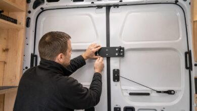Innenliegender Zusatzriegel sichert die Hecktüren eines Kastenwagens