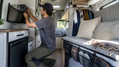 Praktische Netze und Taschen schaffen zusätzlichen Stauraum im Camper