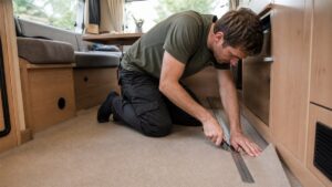 Teppich im Wohnwagen verlegen: Anleitung in 7 Schritten