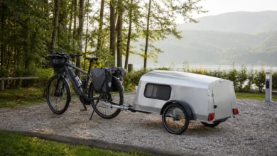 Selbst gebauter Fahrradwohnwagen mit E-Bike auf einem legalen Campingplatz
