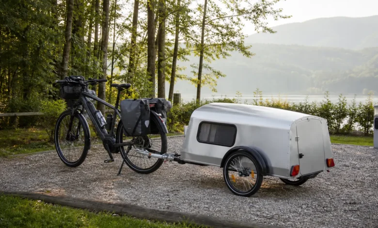 Selbst gebauter Fahrradwohnwagen mit E-Bike auf einem legalen Campingplatz