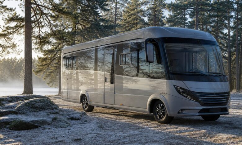 Skandinavisches Reisemobil an einem frostigen Waldstellplatz