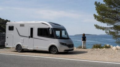 Kompaktes Luxus-Reisemobil an der Adriaküste