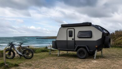 Kompakter Einachs-Wohnwagen auf einem Küstencampingplatz