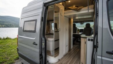 Kastenwagen-Innenraum mit Badmodul und Hubbett