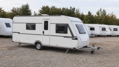 Preisgünstiger Einachs-Wohnwagen auf einem Händlerhof