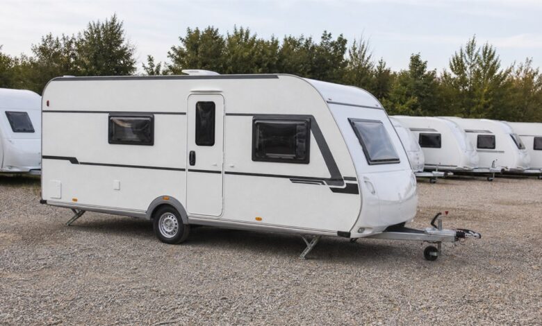 Preisgünstiger Einachs-Wohnwagen auf einem Händlerhof