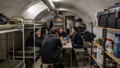 Vier Erwachsene in einem unterirdischen Schutzraum