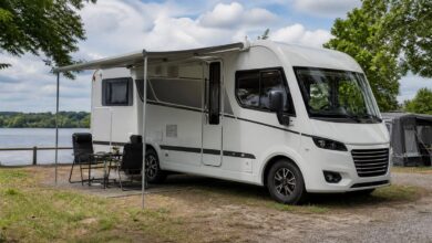 Modernes kompaktes Reisemobil auf einem Campingplatz