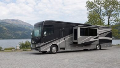 Luxus-Reisemobil mit ausgefahrenem Slide-out