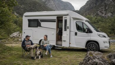 Paar mit Hund vor einem Reisemobil