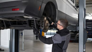 Kfz-Prüfer untersucht Fahrwerk und Bremsen eines Kastenwagens