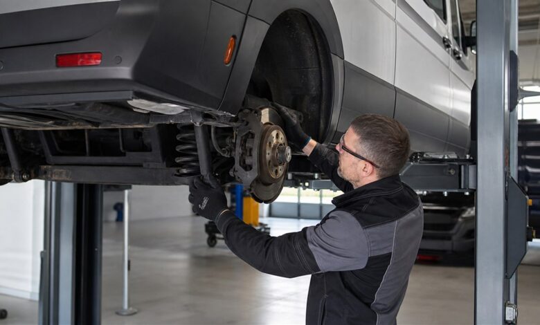 Kfz-Prüfer untersucht Fahrwerk und Bremsen eines Kastenwagens
