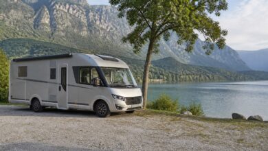 Kompaktes hochwertiges Reisemobil an einem See