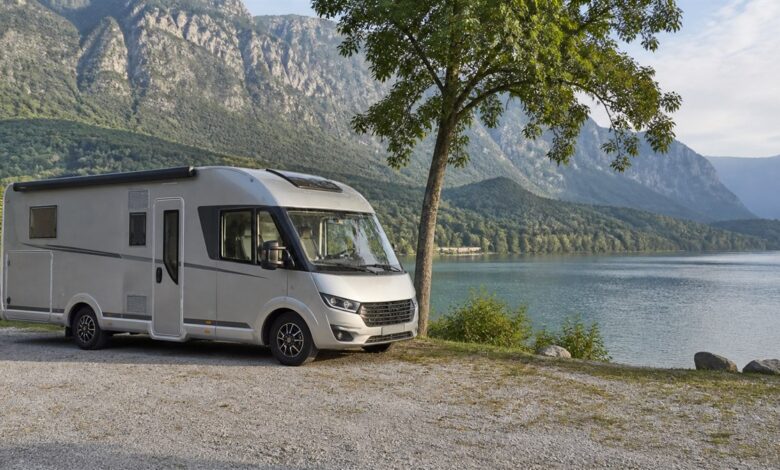Kompaktes hochwertiges Reisemobil an einem See