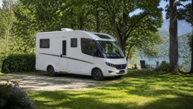 Kompaktes teilintegriertes Reisemobil auf einem Naturcampingplatz