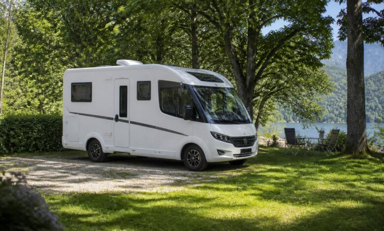 Kompaktes teilintegriertes Reisemobil auf einem Naturcampingplatz