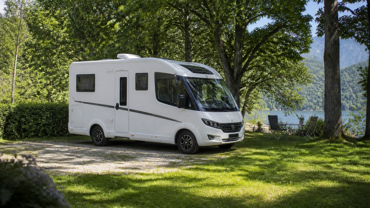 Kompaktes teilintegriertes Reisemobil auf einem Naturcampingplatz