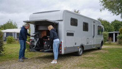Schmales teilintegriertes Familienwohnmobil auf einem deutschen Campingplatz