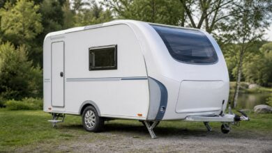 Kompakter Wohnwagen mit abgerundeter Front und großem Panoramafenster
