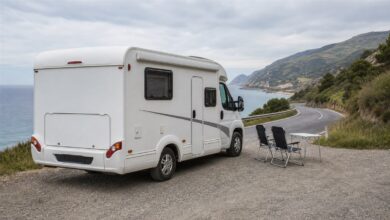 Schmales teilintegriertes Wohnmobil für zwei Personen auf einer Küstenstraße