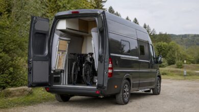 Dethleffs Globetrail 640 mit geöffnetem Heck und großem Stauraum für Fahrräder