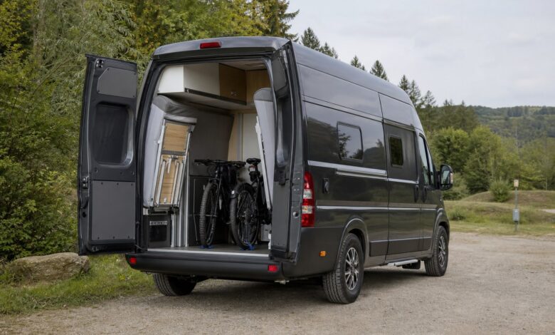 Dethleffs Globetrail 640 mit geöffnetem Heck und großem Stauraum für Fahrräder