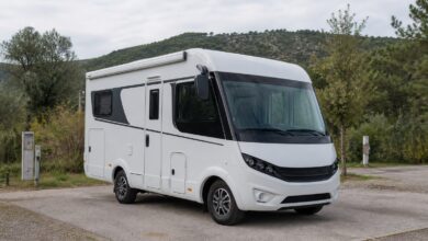 Kompaktes integriertes Wohnmobil Dethleffs Globebus I 1 auf einem ruhigen Campingplatz