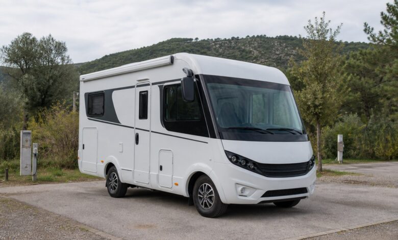 Kompaktes integriertes Wohnmobil Dethleffs Globebus I 1 auf einem ruhigen Campingplatz