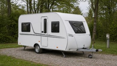 Kompakter Fendt Bianco Activ 390 FHS Wohnwagen auf einem ruhigen Naturcampingplatz