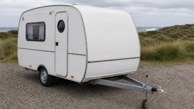 Kompakter Hobby Beachy 420 mit gerader symmetrischer A-Deichsel auf einem Küstencampingplatz
